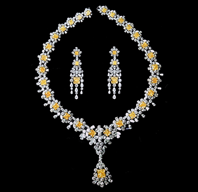 Necklace with large diamonds Necklace with large diamonds